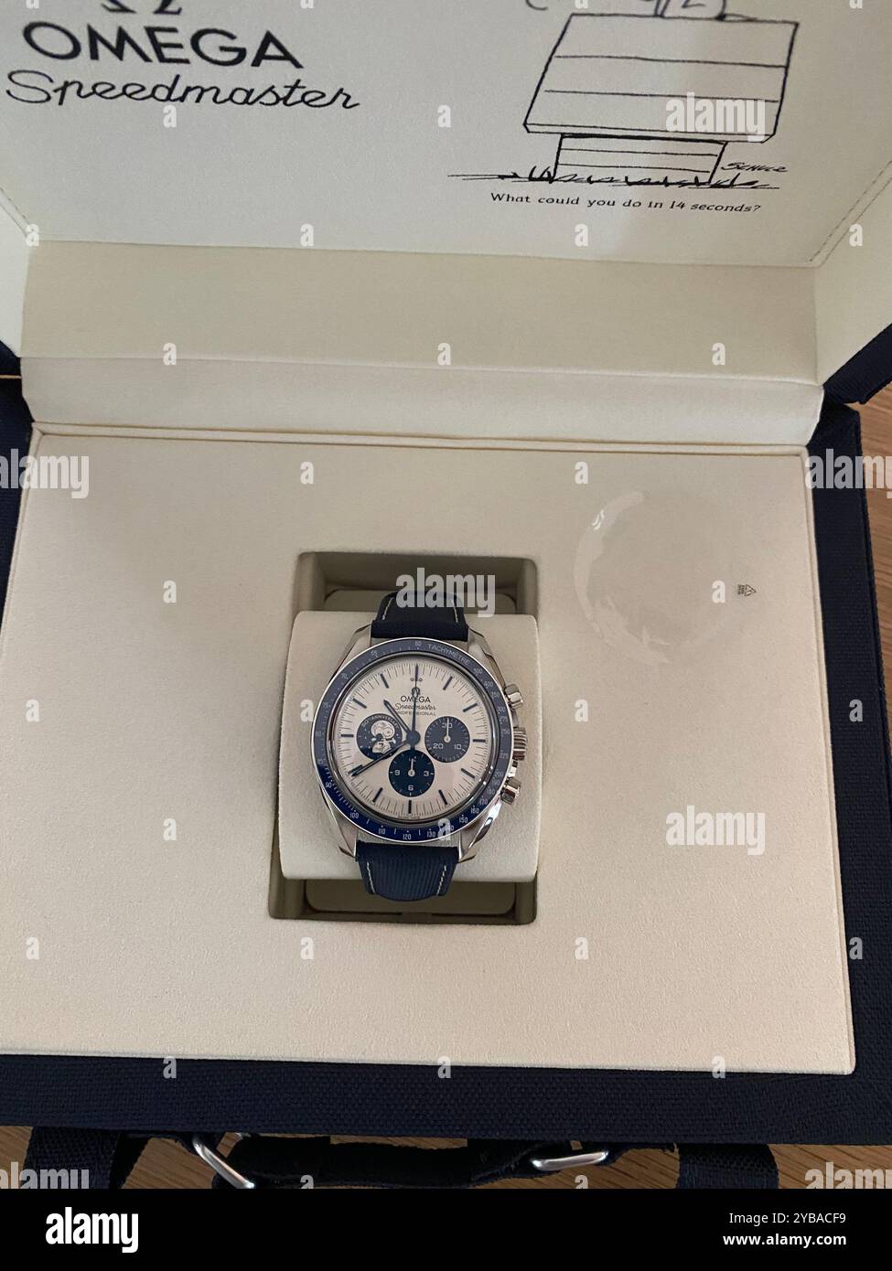 Omega-Uhr, 50-jähriges Jubiläum „Eyes on the Stars“ Silver Snoopy Award Tribut an die Auszeichnung, die Omega 1970 von NASA-Astronauten für Apollo 13 erhielt - Smartphone-aufgenommenes Stockfoto
