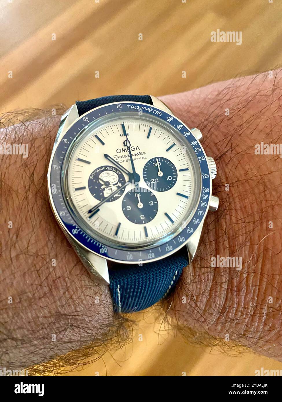 Omega-Uhr, 50-jähriges Jubiläum „Eyes on the Stars“ Silver Snoopy Award Tribut an die Auszeichnung, die Omega 1970 von NASA-Astronauten für Apollo 13 erhielt - Smartphone-aufgenommenes Stockfoto