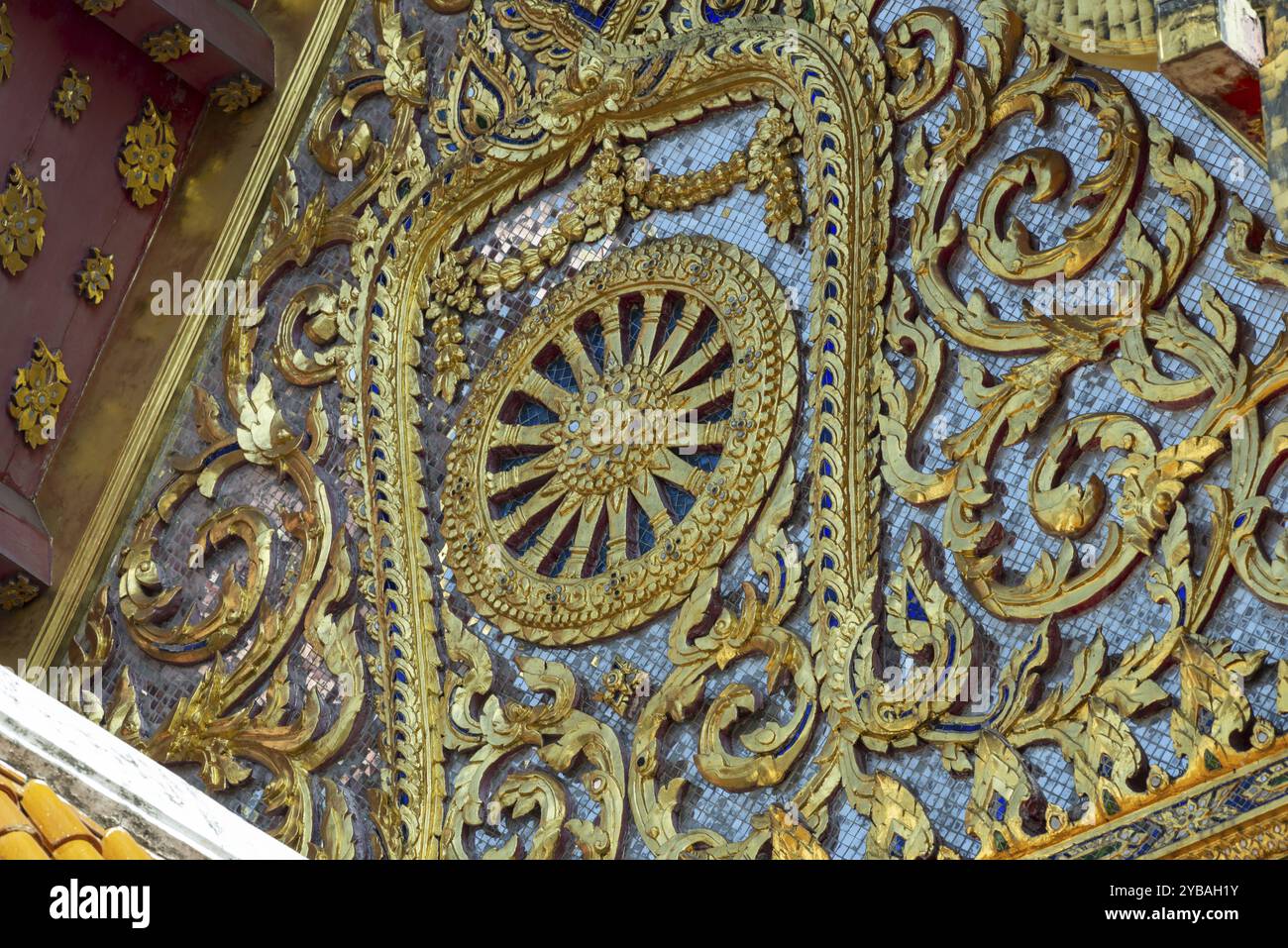 Lebensrad im Giebel der Uposatha Halle, Ubosot, Wat Benchamabophit, Marmortempel, Bangkok, Thailand, Asien Stockfoto