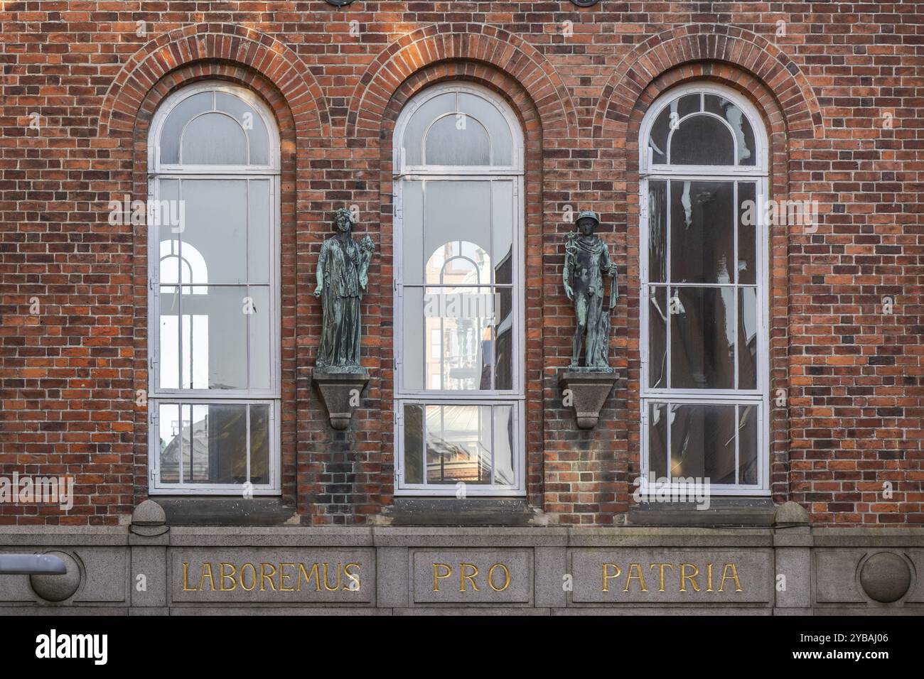 Fassade eines Backsteinbaus mit lateinischer Inschrift und Skulpturen zwischen Fenstern, Elefantenturm, von Architekt Vilhelm Dahlerup, Stadtteil Carlsberg, C. Stockfoto