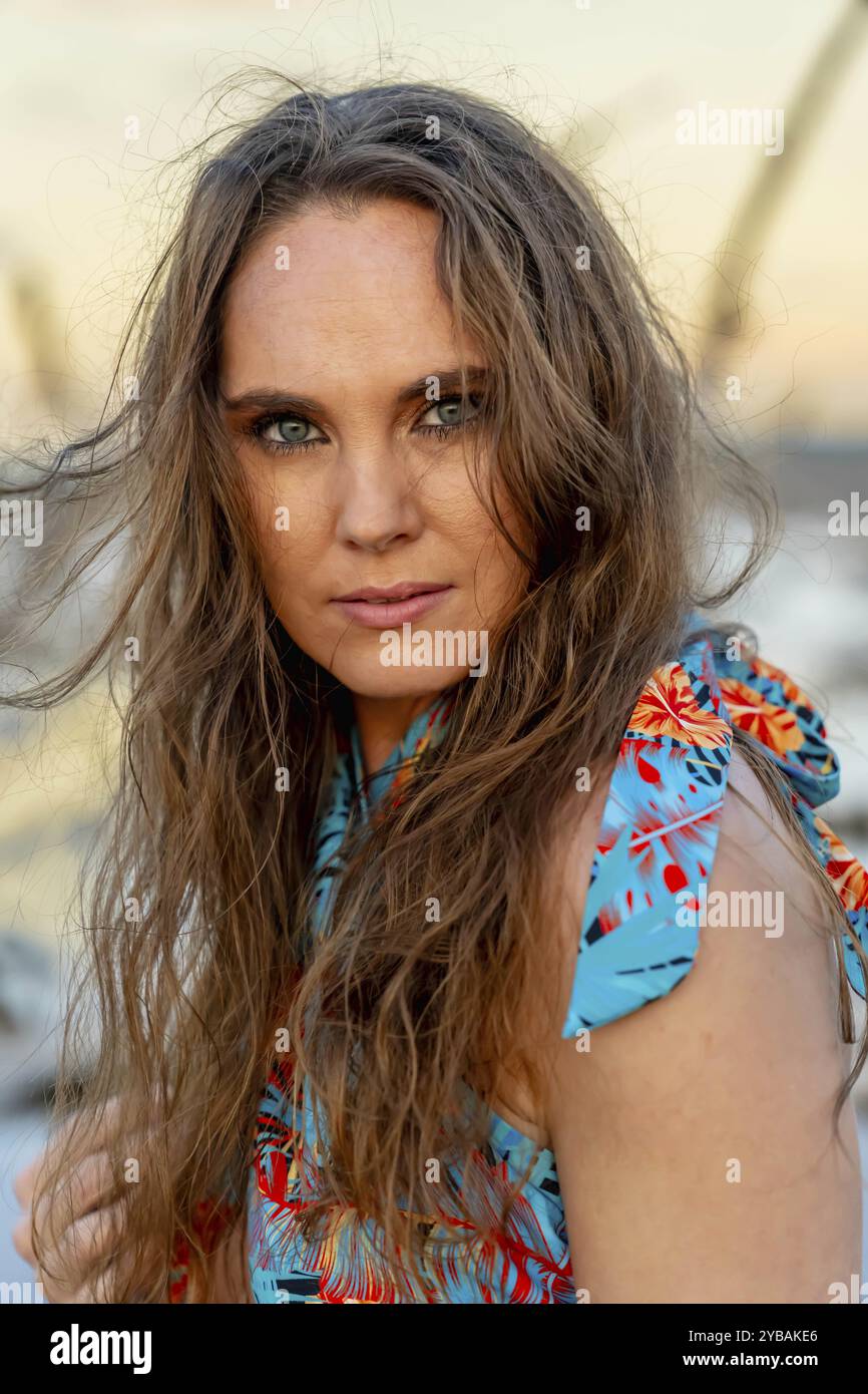 In den pulsierenden mexikanischen Tropen posiert eine atemberaubende Frau im üppigen Grün, während die Sonne Yucatan untergeht und ihr goldenes Licht auf die Natur wirft Stockfoto