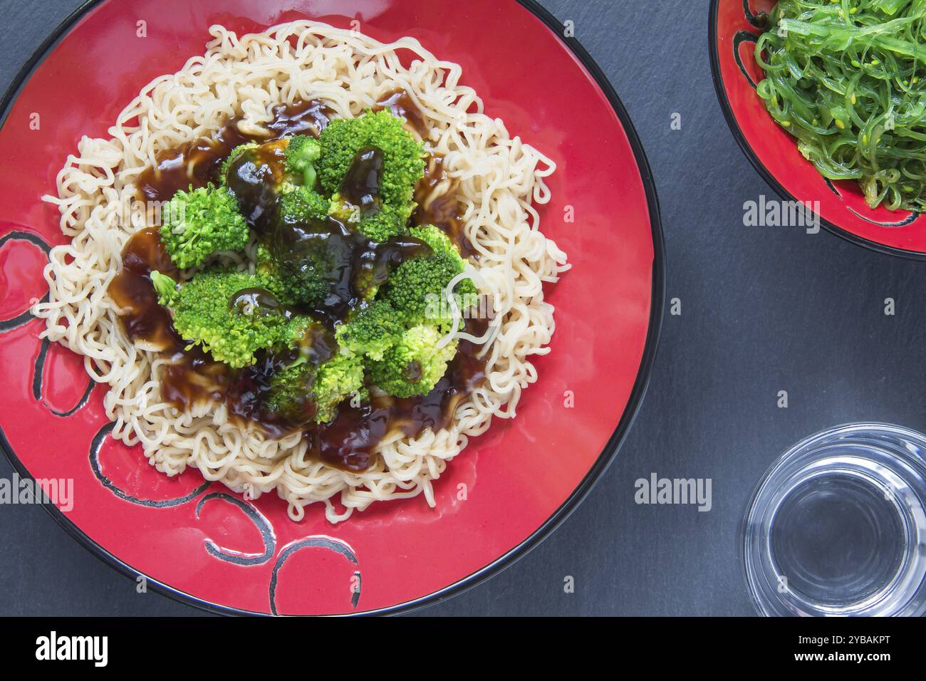 Brokkoli in Austernsauce mit Algensalat, Brokkoli in Austernsauce mit Algensalat Stockfoto