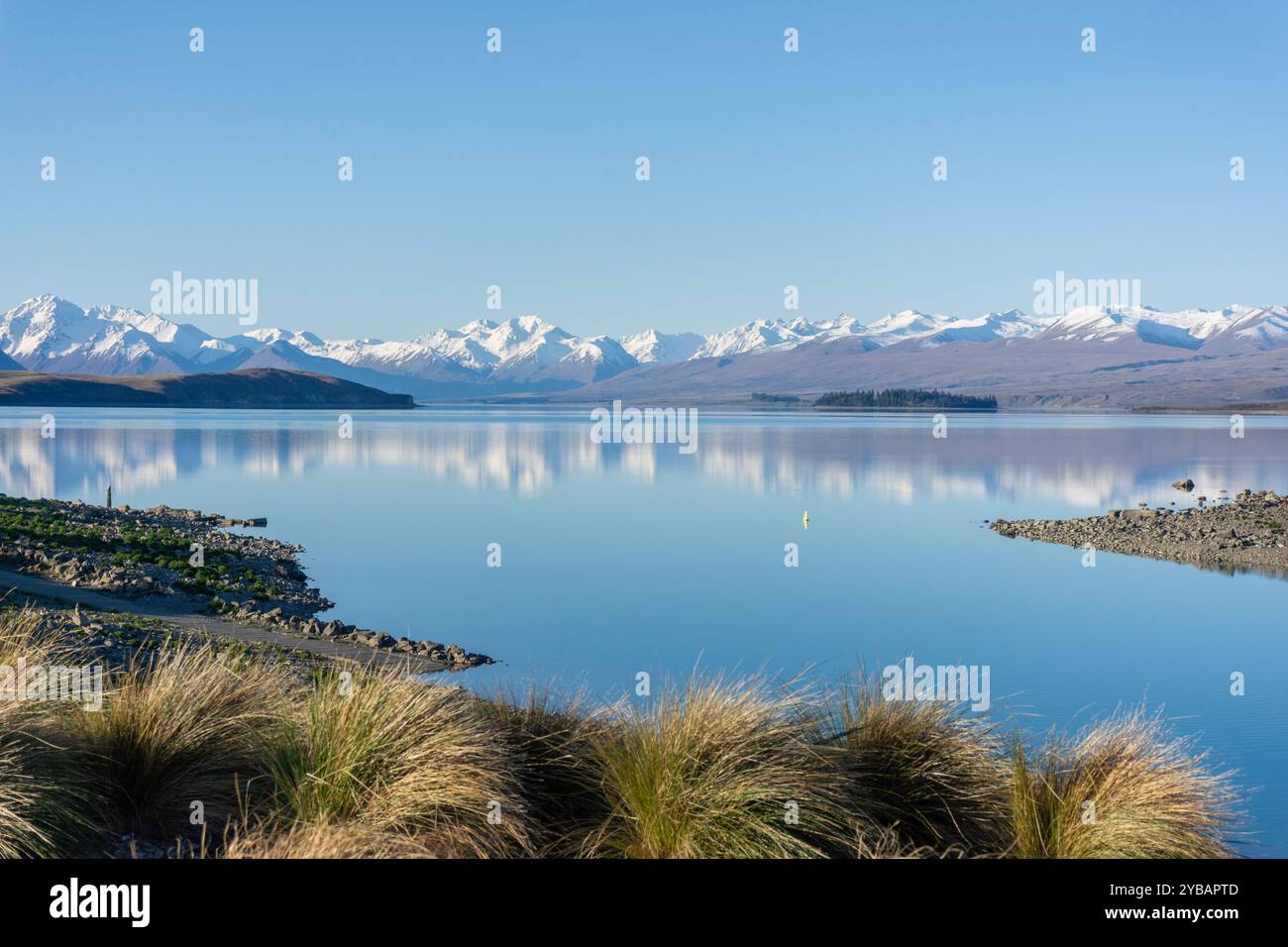 Blick auf den See Tekapo und die südlichen Alpen, Tekapo (Takapō), Canterbury, Südinsel, Neuseeland Stockfoto