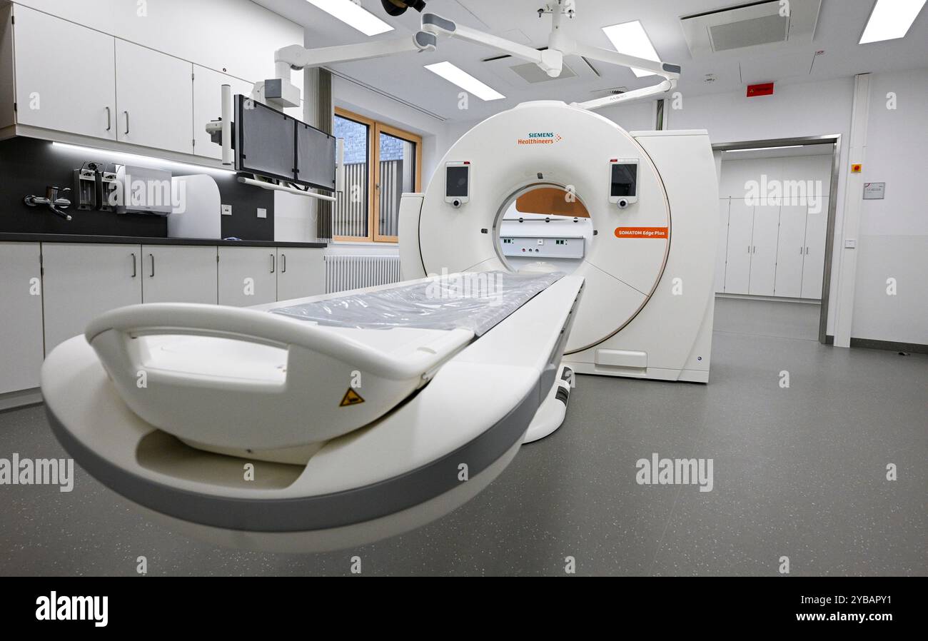Berlin, Deutschland. Oktober 2024. Eine Computertomographie (CT)-Maschine in der Notaufnahme des Vivantes Auguste-Viktoria-Klinikums. Sie ist die modernste zentrale Notaufnahme Berlins. Es gibt insgesamt 12 Operationssäle und 212 Betten, darunter 46 Intensivbetten. Quelle: Jens Kalaene/dpa/Alamy Live News Stockfoto