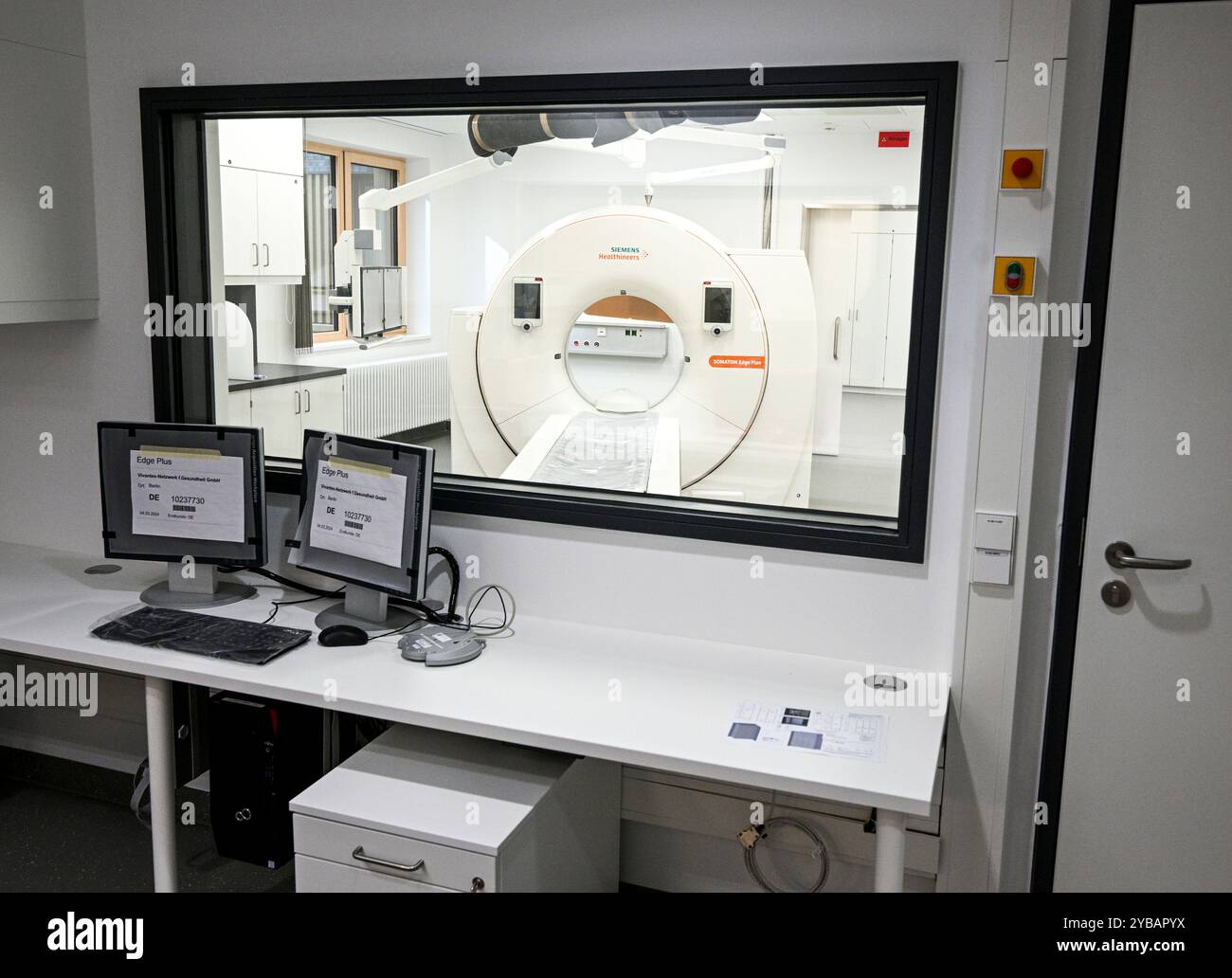 Berlin, Deutschland. Oktober 2024. Eine Computertomographie (CT)-Maschine in der Notaufnahme des Vivantes Auguste-Viktoria-Klinikums. Sie ist die modernste zentrale Notaufnahme Berlins. Es gibt insgesamt 12 Operationssäle und 212 Betten, darunter 46 Intensivbetten. Quelle: Jens Kalaene/dpa/Alamy Live News Stockfoto
