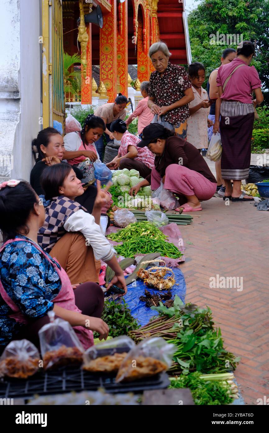 Weibliche Verkäufer, die frische Produkte auf dem Morgenmarkt in der Altstadt von Luang Prabang verkaufen. Laos Stockfoto