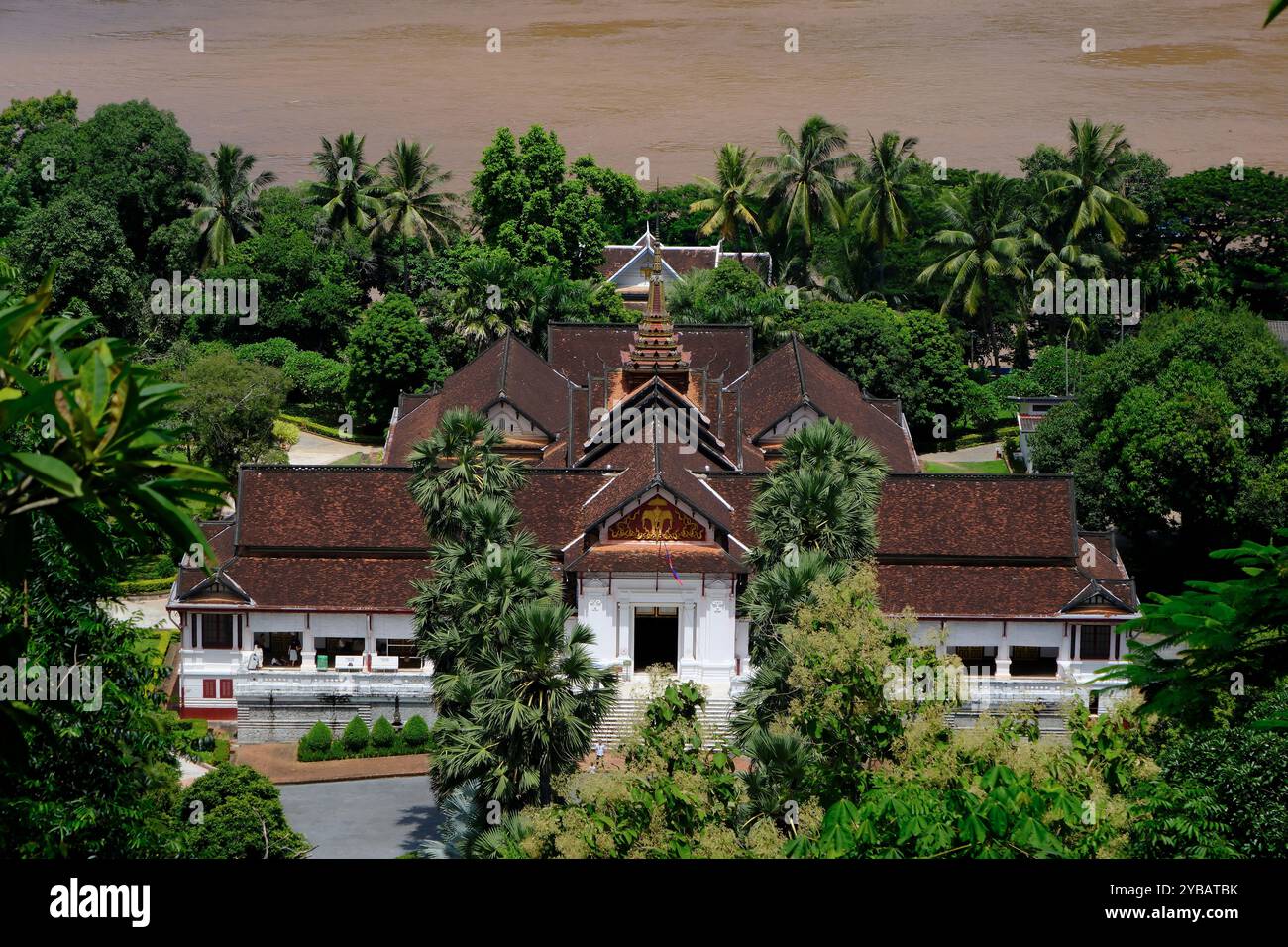 Der alte Königspalast aus der Vogelperspektive ist heute das Nationalmuseum im historischen Viertel mit dem Fluss Mekong im Hintergrund. Luang Prabang, Laos Stockfoto