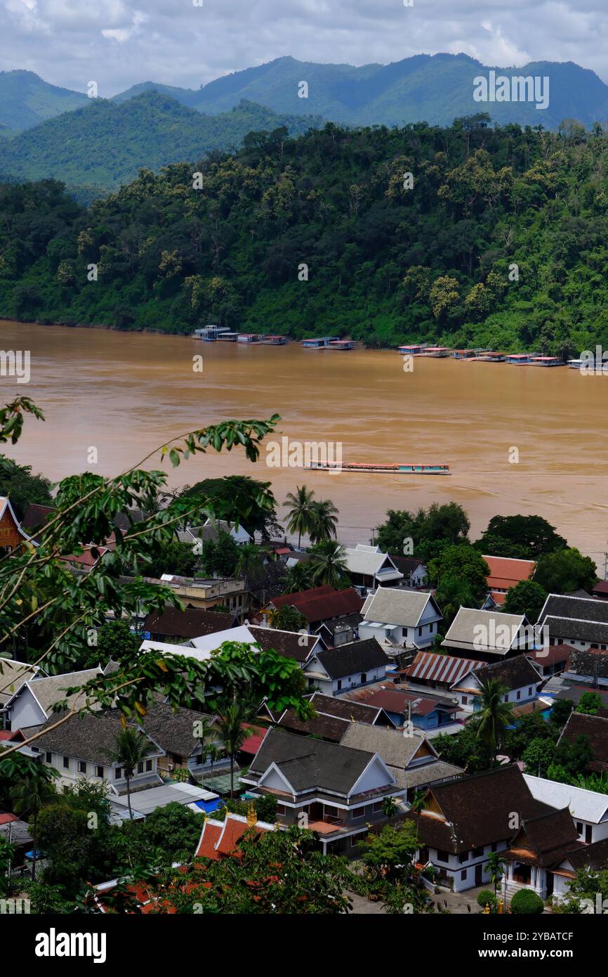 Die Altstadt von Luang Prabang aus der Vogelperspektive, die zum UNESCO-Weltkulturerbe gehört, mit dem Fluss Mekong im Hintergrund. Luang Prabang. Laos Stockfoto