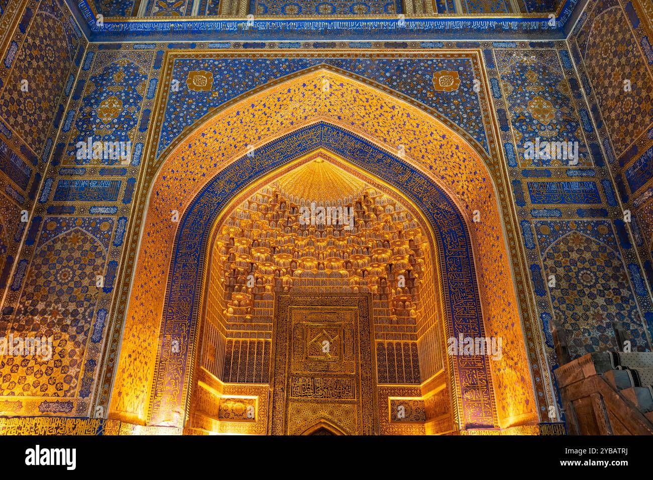 Samarkand, Usbekistan-12. august 2023: Das Innere der Tilla-Kari-Moschee auf dem Registan-Platz in Sammarkand während der Sommertage Stockfoto