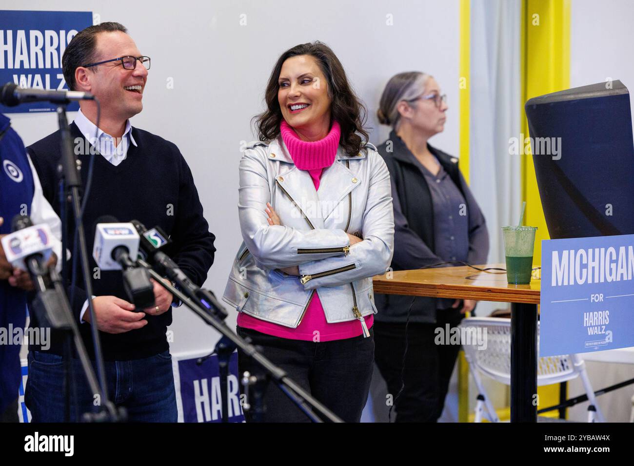 Flint, Michigan, USA. Oktober 2024. JOSH SHAPIRO aus Pennsylvania, links, und GRETCHEN WHITMER aus Michigan, rechts, beobachten Sie, wie DNC-Vorsitzende Jaime Harrison auf dem Flint Farmers' Market während eines Stopps auf der „Driving Forward Blue Wall Bus Tour“ in Flint, mir, am 17. Oktober 2024 spricht. Die Bustour wird von Whitmer, Shapiro und Wisconsin Gouverneur Tony Evers geleitet. (Kreditbild: © Andrew Roth/ZUMA Press Wire) NUR REDAKTIONELLE VERWENDUNG! Nicht für kommerzielle ZWECKE! Stockfoto