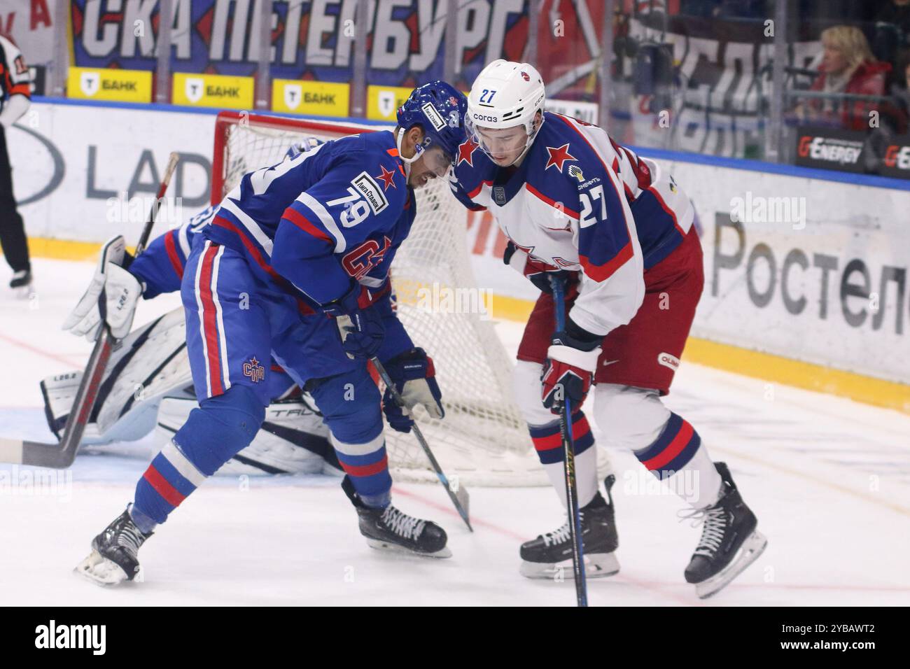 Sankt Petersburg, Russland. Oktober 2024. Danila Galenyuk (79) SKA Hockey Club und Maxim Sorkin (27) von CSKA in Aktion während des Hockeyspiels in der Kontinental Hockey League 2024/2025 zwischen SKA St. Petersburg und CSKA Moskau im Eissportpalast. (Endpunktzahl; SKA St. Petersburg 5:4 CSKA Moskau) Credit: SOPA Images Limited/Alamy Live News Stockfoto