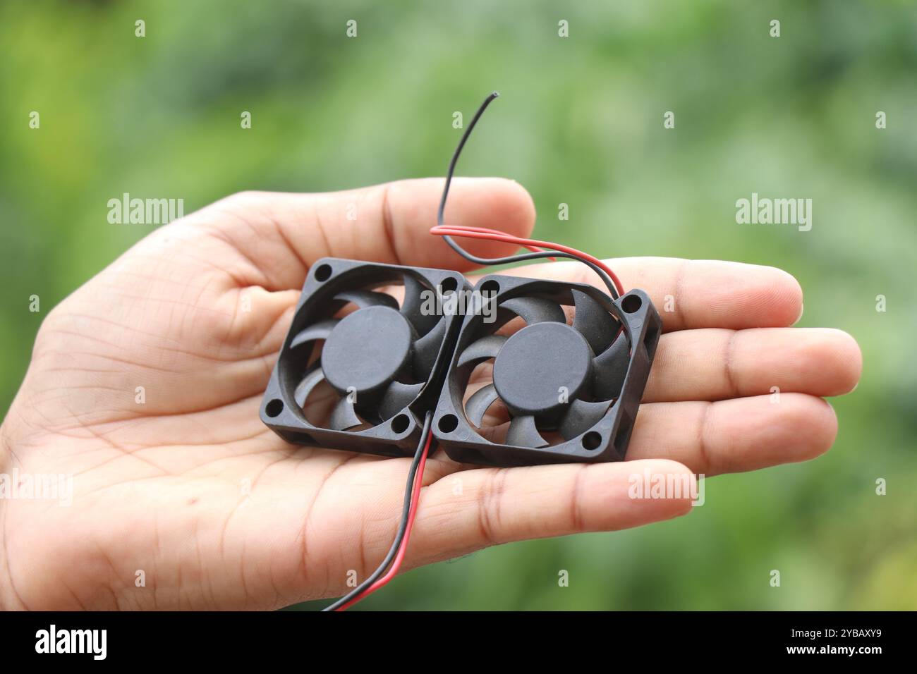 CPU-Lüfter, auch bekannt unter dem Namen pc-Lüfter, der zur Kühlung der in der Hand befindlichen Verarbeitungschips auf einem natürlichen Hintergrund verwendet wird Stockfoto