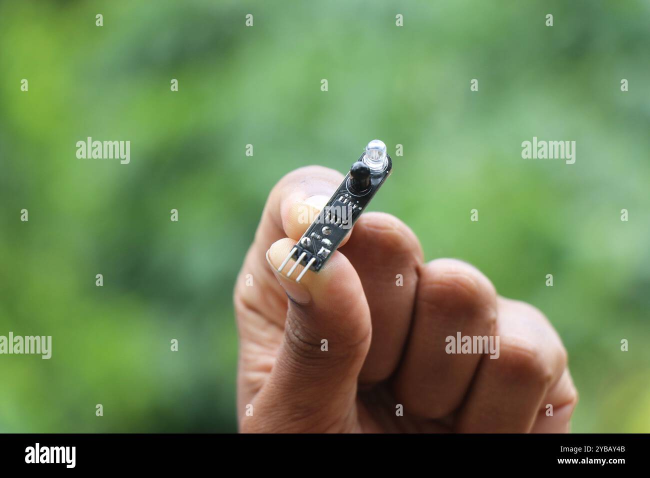 Augenblinksensor, der das Öffnen und Schließen von Augenlidern erkennt. Hardware, die in der Elektronik verwendet wird, um das Blinken eines in der Hand gehaltenen Auges zu erkennen Stockfoto