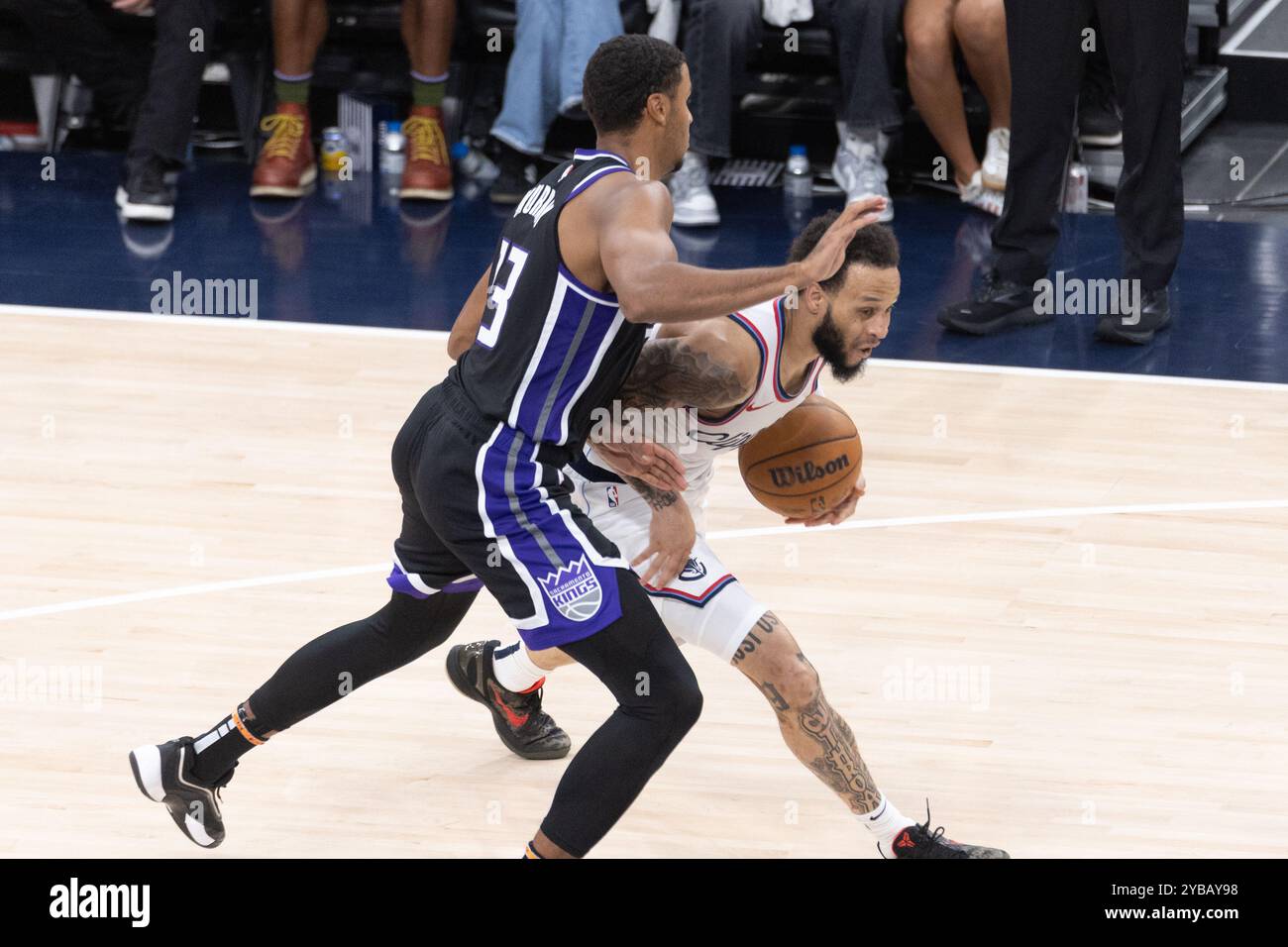 Inglewood, Kalifornien, USA. Oktober 2024. Los Angeles Clippers' Amir Coffey #7 fährt gegen Sacramento Kings' Keegan Murray #13 während eines NBA-Basketballspiels vor der Saison im Intuit Dome am Donnerstag, 17. Oktober 2024 in Inglewood, Kalifornien (Credit Image: © Ringo Chiu/ZUMA Press Wire) NUR ZUR REDAKTIONELLEN VERWENDUNG! Nicht für kommerzielle ZWECKE! Stockfoto