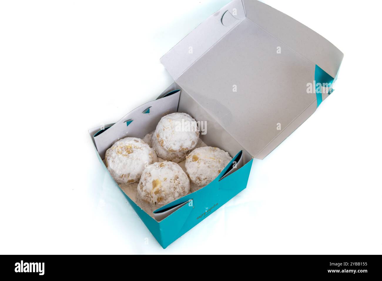 Eine Schachtel Kourabiedes, griechische Butterkekse aus der Bäckerei, isoliert auf weißem Hintergrund. Stockfoto