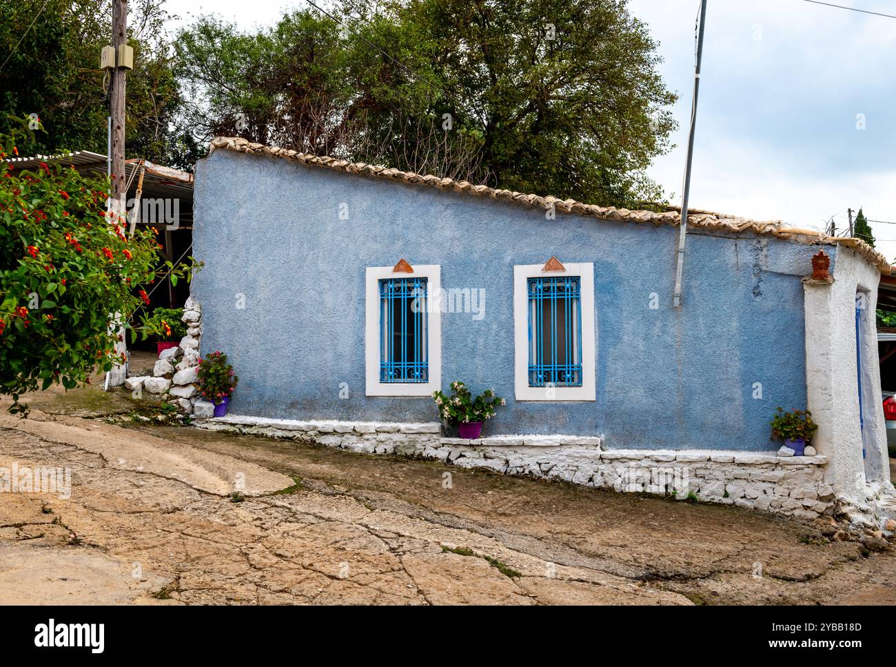 Architektonische Details der Fassade eines wunderschönen traditionellen griechischen Dorfgebäudes. Stockfoto