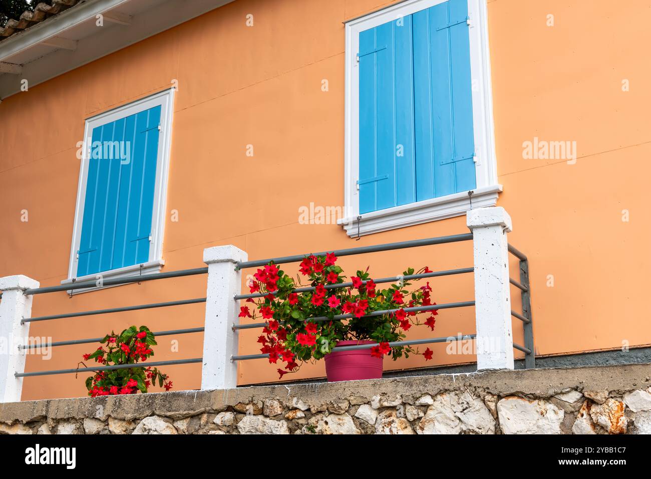 Architektonische Details der Fassade eines wunderschönen traditionellen griechischen Dorfgebäudes. Stockfoto