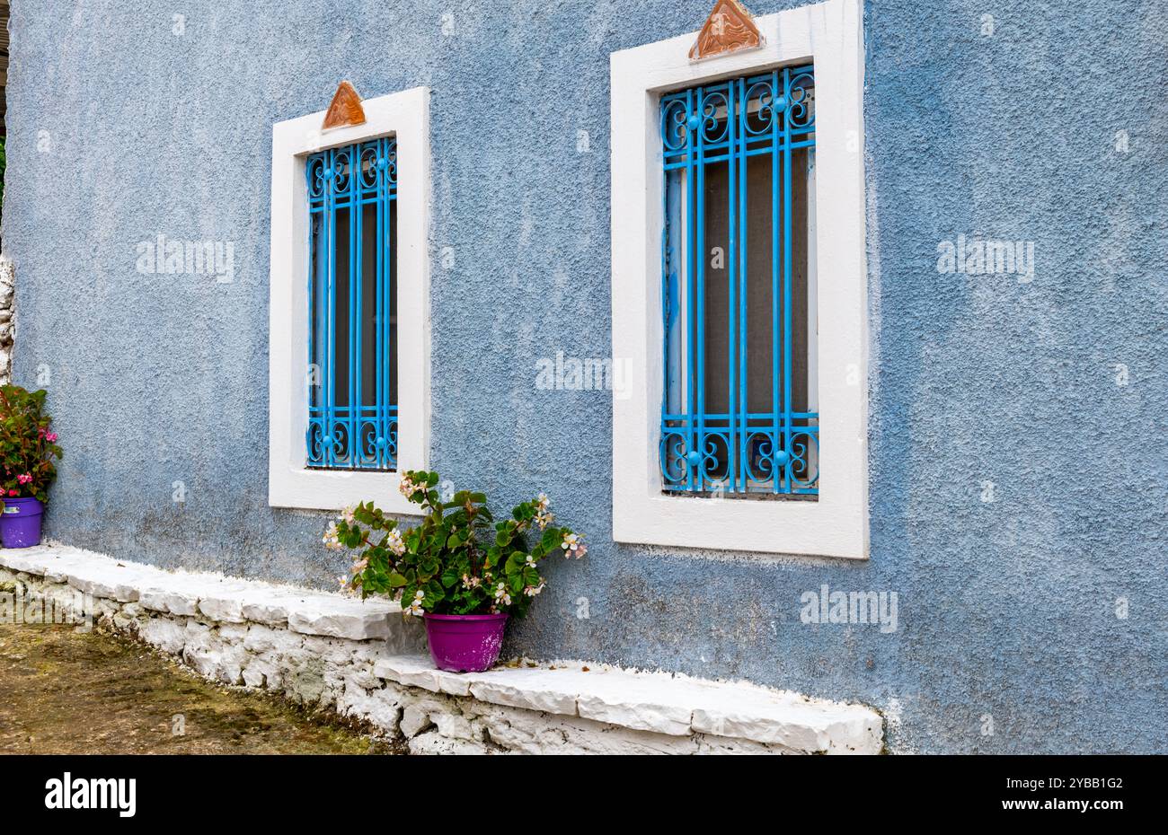 Architektonische Details der Fassade eines wunderschönen traditionellen griechischen Dorfgebäudes. Stockfoto