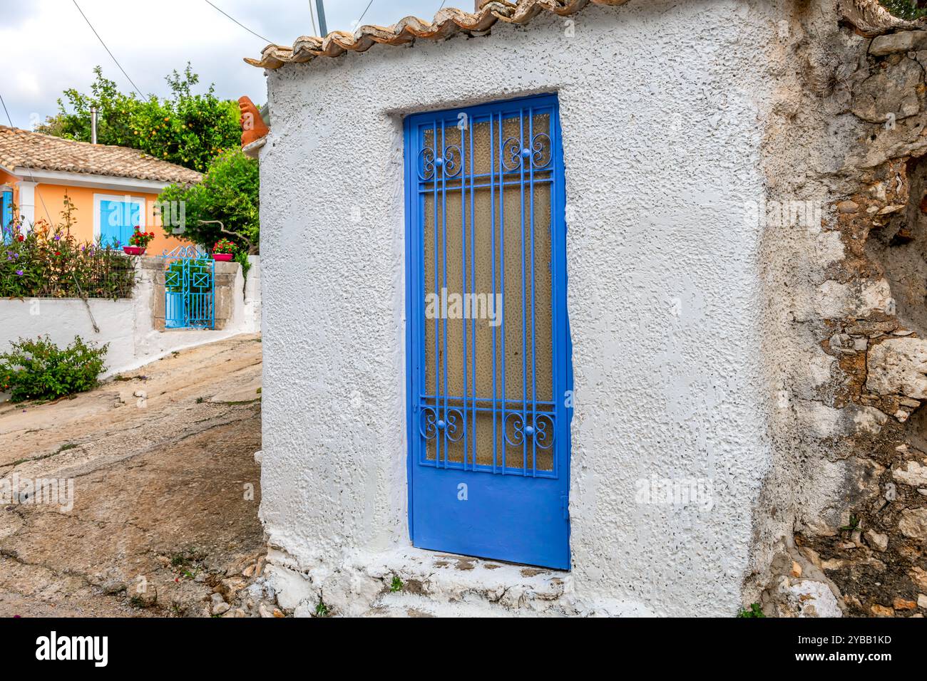 Architektonische Details der Fassade eines wunderschönen traditionellen griechischen Dorfgebäudes. Stockfoto