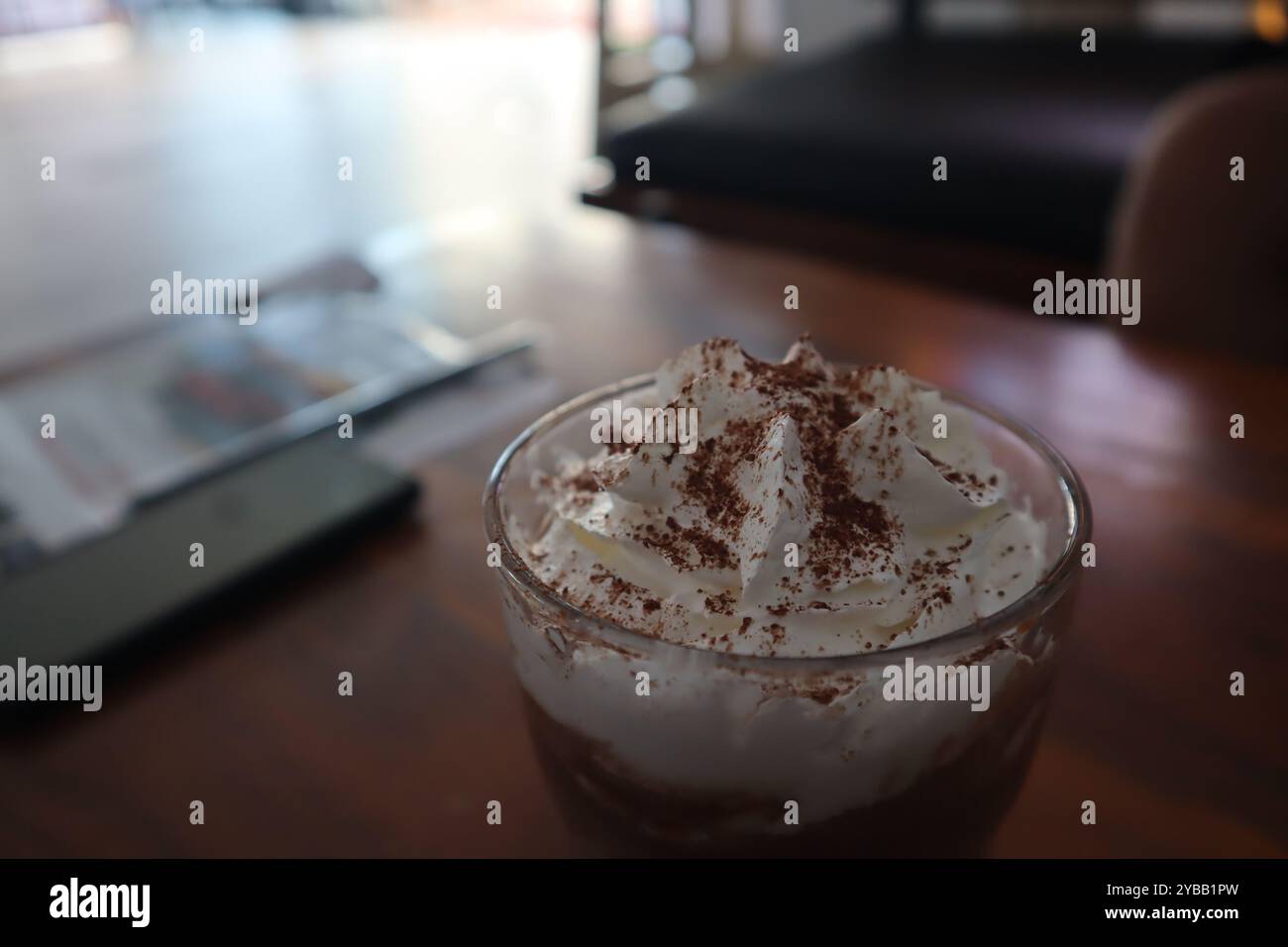 Eischokolade mit Schlagsahne auf Holztisch Stockfoto