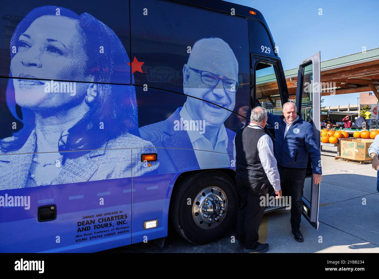 Flint, Michigan, USA. Oktober 2024. Harris Walz Grafik im Bus als US-Rep. DAN KILDEE, D-Flint, für einen Halt auf der „Driving Forward Blue Wall Bus Tour“ in Flint einsteigt. Die Bustour wird von Gretchen Whitmer aus Michigan, Josh Shapiro aus Pennsylvania und Tony Evers aus Wisconsin geleitet. (Kreditbild: © Andrew Roth/ZUMA Press Wire) NUR REDAKTIONELLE VERWENDUNG! Nicht für kommerzielle ZWECKE! Stockfoto