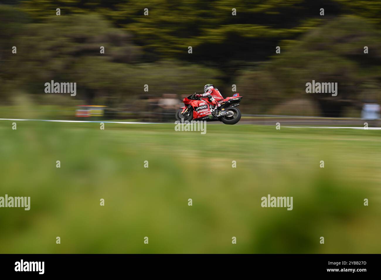 MELBOURNE, AUSTRALIEN. Oktober 2024. Im Bild: Enea Bastianini, Nr. 23 Italiens, reitet für Ducati Lenovo während des MotoGP-Trainings beim Qatar Airways Australian Motorcycle Grand Prix 2024 auf dem Phillip Island Circuit. Quelle: Karl Phillipson/Alamy Live News Stockfoto