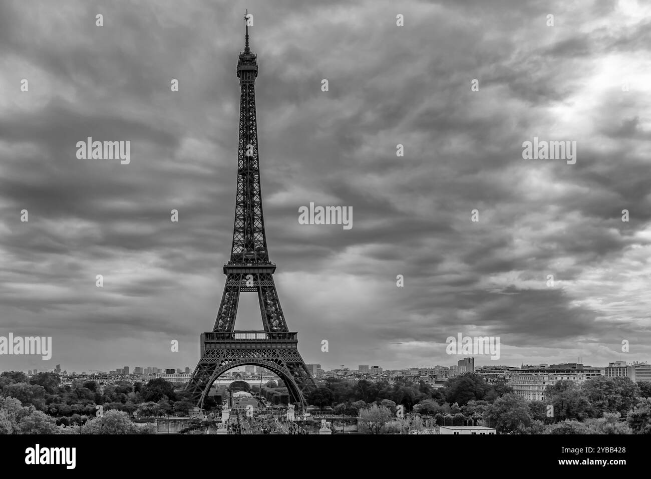 Panoramablick auf den Eiffelturm von ​​Paris, Frankreich, unter einem dramatischen Himmel, in Schwarz-weiß Stockfoto