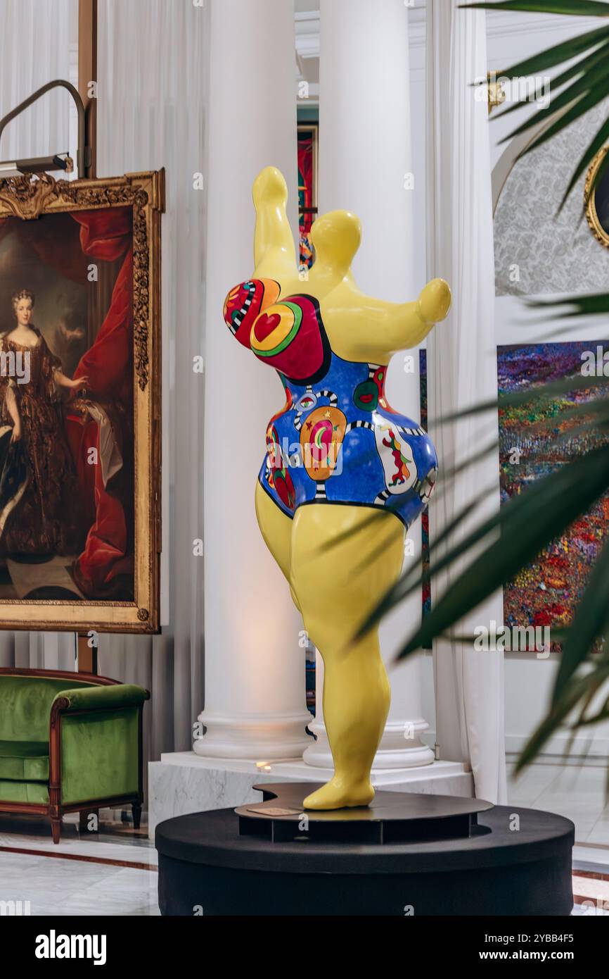 Nizza, Frankreich - 16. Juli 2024 : die berühmte Skulptur 'Nana' des Künstlers Niki de Saint Phalle im Negresco Hotel Stockfoto