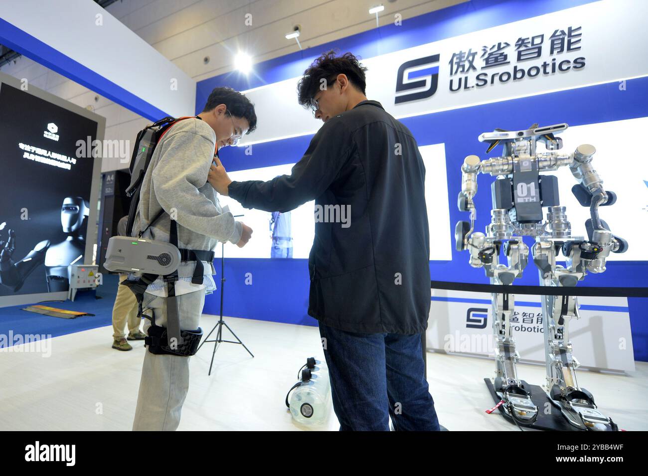 QINGDAO, CHINA - 18. OKTOBER 2024 - ein Publikum erlebt einen intelligenten elektrischen Exoskelett-Roboter der oberen Extremitäten beim China International C 2024 Stockfoto