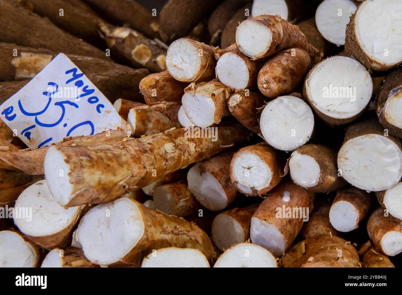 Obst und Gemüse Markt, Markthalle, Maniok Manihot esculenta , Altstadt, Port Louis, Indischer Ozean, Insel, Mauritius, Afrika mcpins *** Obst und Gemüse Stockfoto