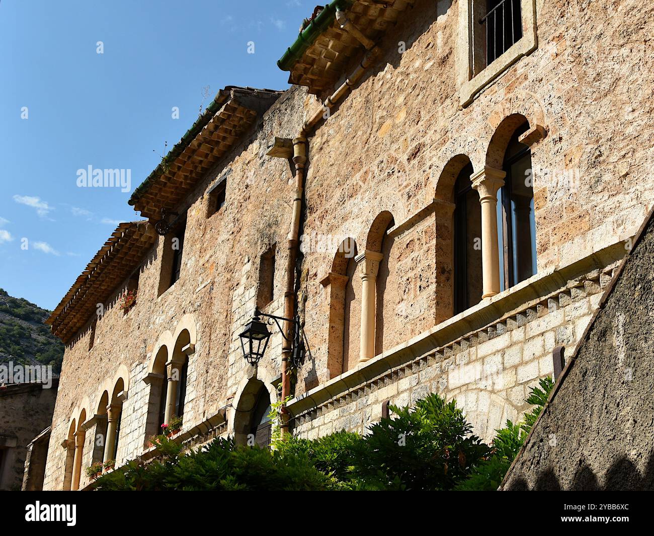 Die Fassade der alten Kapelle der Weißen Pönitenten im Dorf Saint-Guilhem-le-Désert in Hérault Stockfoto