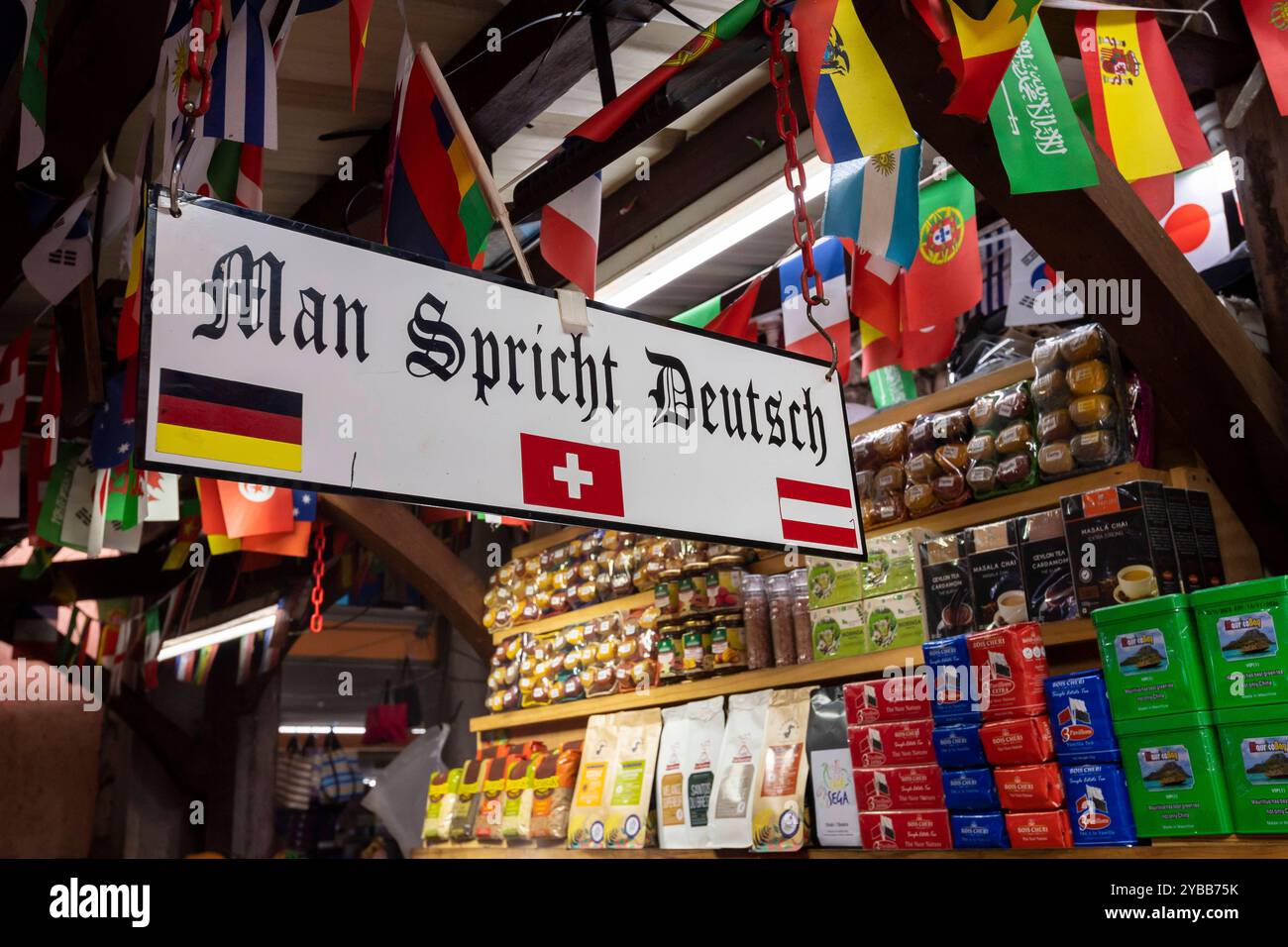Schild man spricht Deutsch , Obst und Gemüse Markt, Markthalle, Altstadt, Port Louis, Indischer Ozean, Insel, Mauritius, Afrika mcpins *** Sign man sp Stockfoto