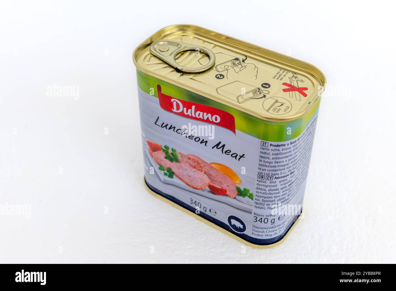 Lefkada, Griechenland- 10.10.2024. Eine Dose mit Dulano-Mittagsfleisch der Marke Lidl, isoliert auf weiß. Stockfoto