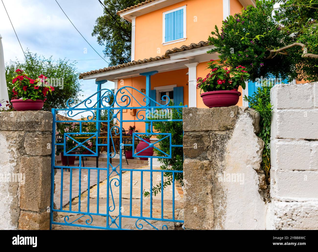 Lefkada, Griechenland-10.09.2024. Ein wunderschön gepflegter Urlaub bietet Appartements, Studios im traditionellen Dorfstil. Stockfoto