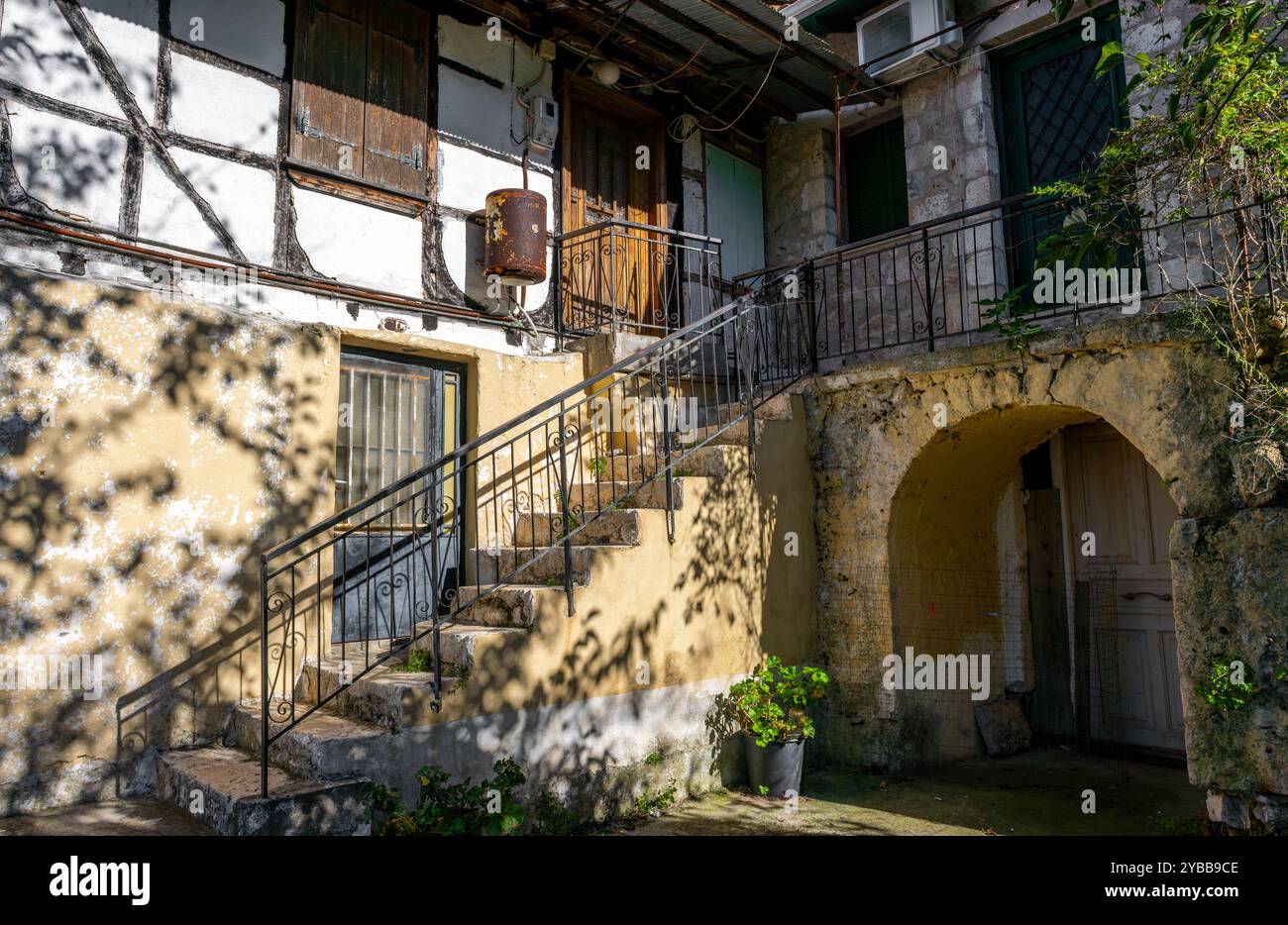 Lefkada, Griechenland - 10.02.2024. Ein traditionelles griechisches Dorfhaus in einem schlechten Zustand. Stockfoto