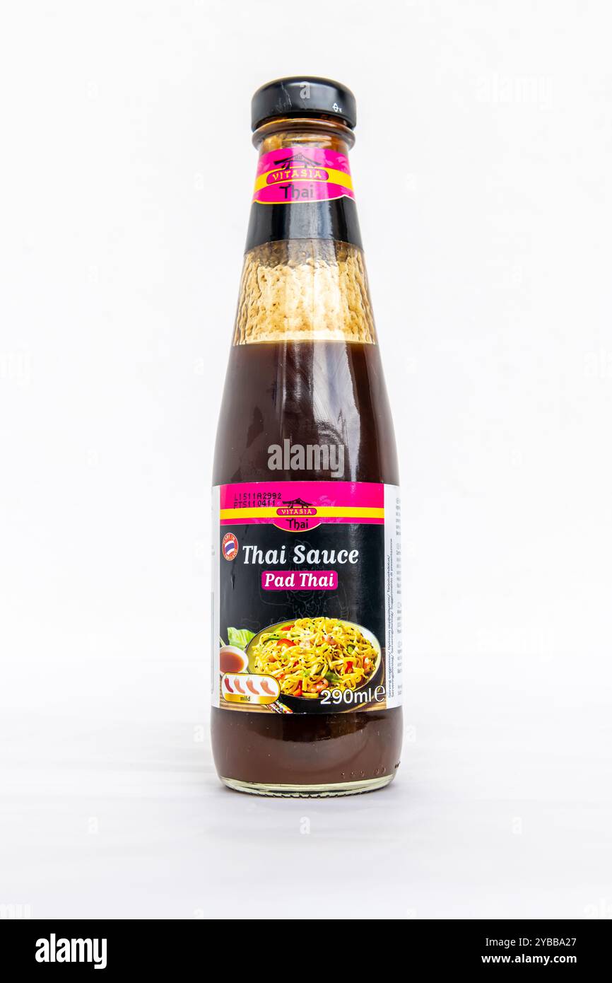 Lefkada, Griechenland- 10.04.2024. Eine Flasche Vitasia Pad Thai Sauce, eine Lidl Supermarktmarke, isoliert auf weißem Hintergrund. Stockfoto