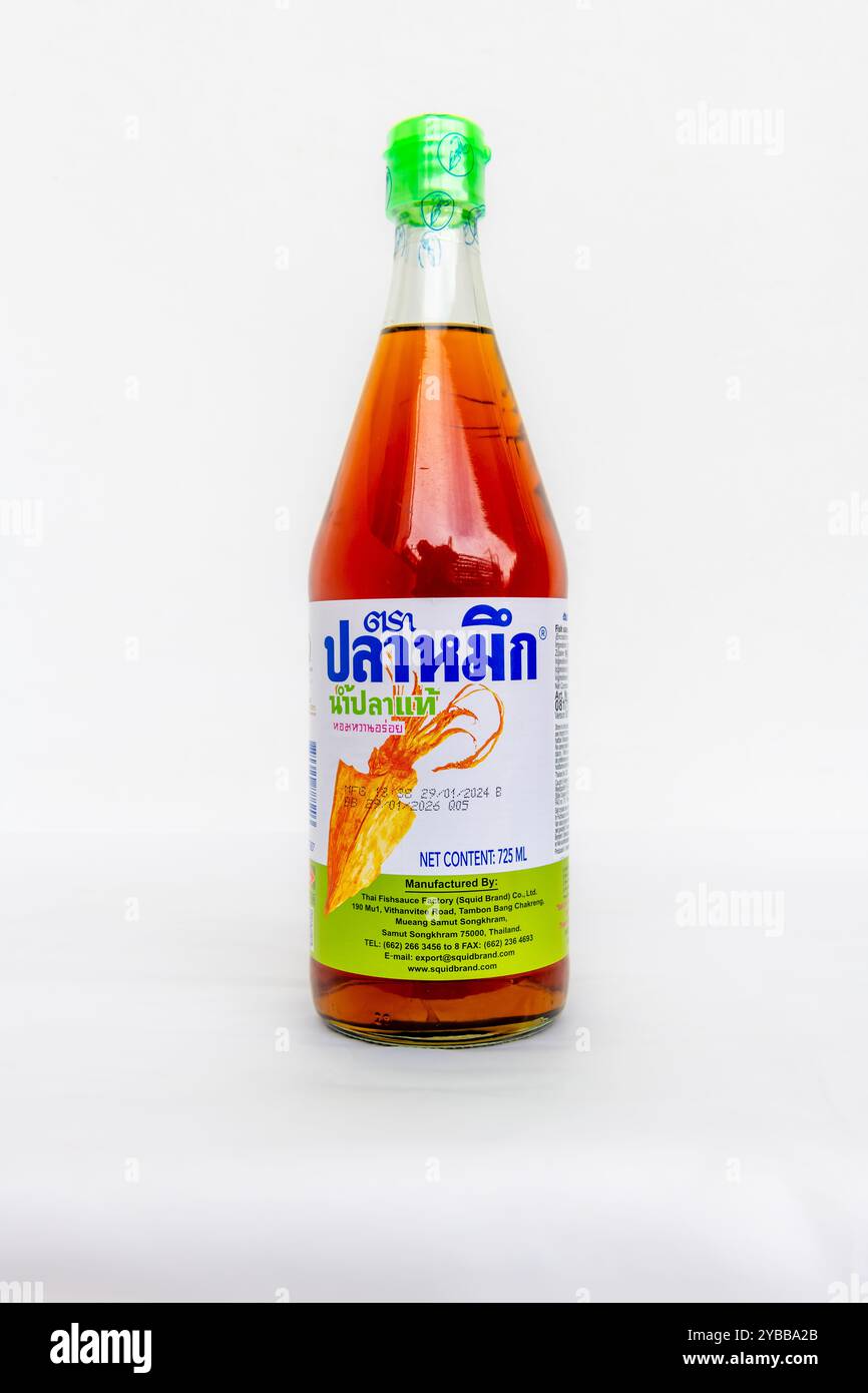 Lefkada, Griechenland- 10.04.2024. Eine Flasche Tintenfisch, echte Fischsoße mit dem Etikett in Thai. Isoliert auf weißem Hintergrund. Stockfoto