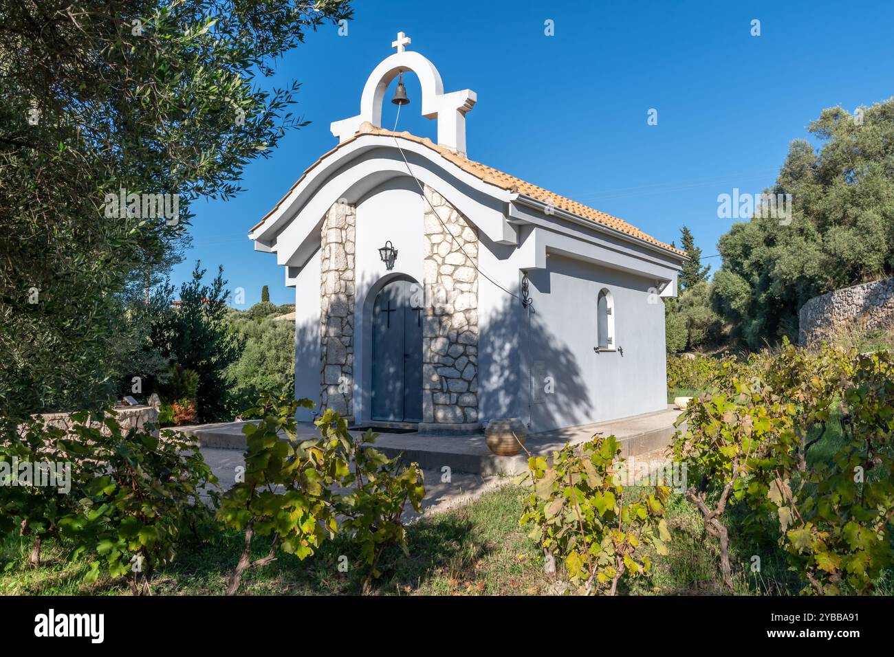 Lefkada, Griechenland - 10.03.2024. Eine Leimröhre des deutschen Herstellers von Klebstoffen UHU mit Marke und Firmenname, isoliert in weiß Stockfoto