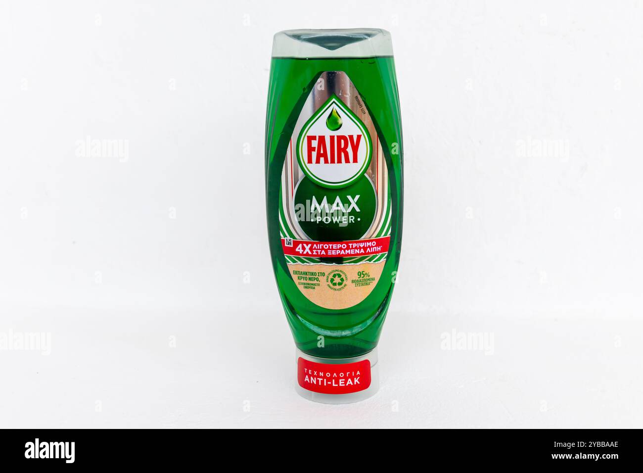 Lefkada, Griechenland - 10.03.2024. Seitenansicht einer Flasche Fairy Max Spülmittel mit Etikett in englischer und griechischer Sprache. Stockfoto