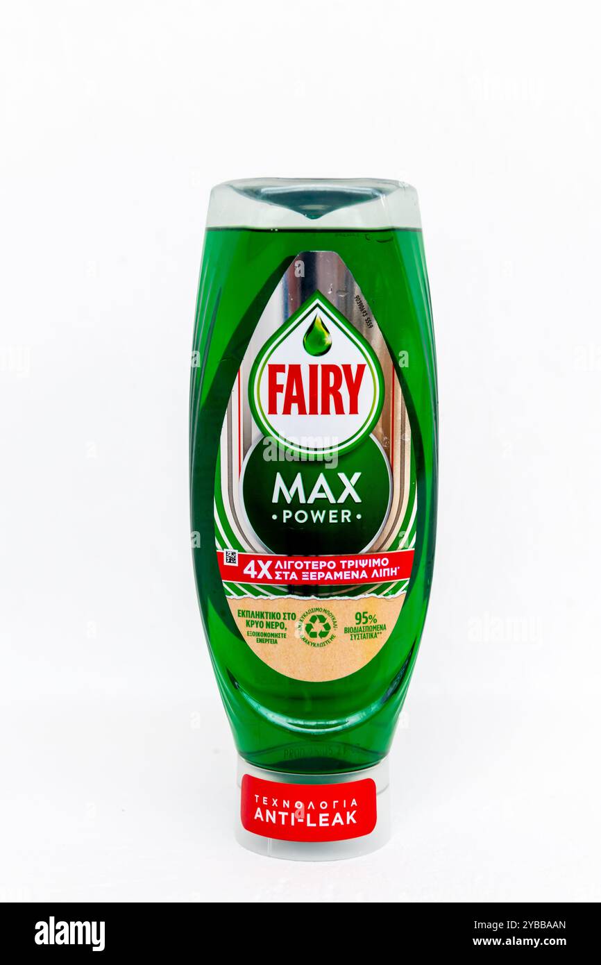 Lefkada, Griechenland - 10.03.2024. Seitenansicht einer Flasche Fairy Max Spülmittel mit Etikett in englischer und griechischer Sprache. Stockfoto