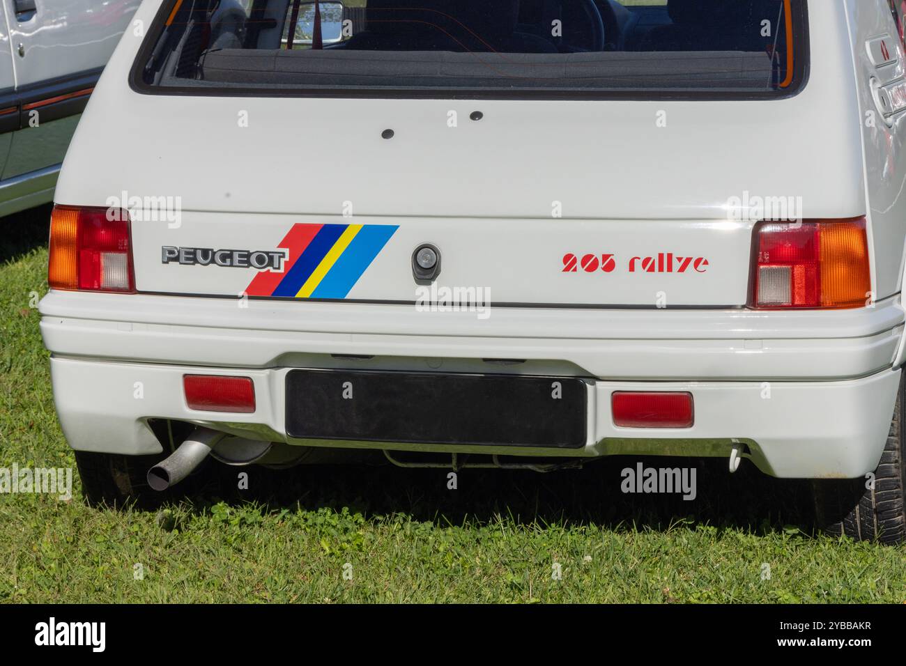 Die weiße Rallye peugeot 205 parkt auf dem Rasen, das legendäre Design und die Rallye-Tradition zeigen sich in den Linien und Abzeichen Stockfoto
