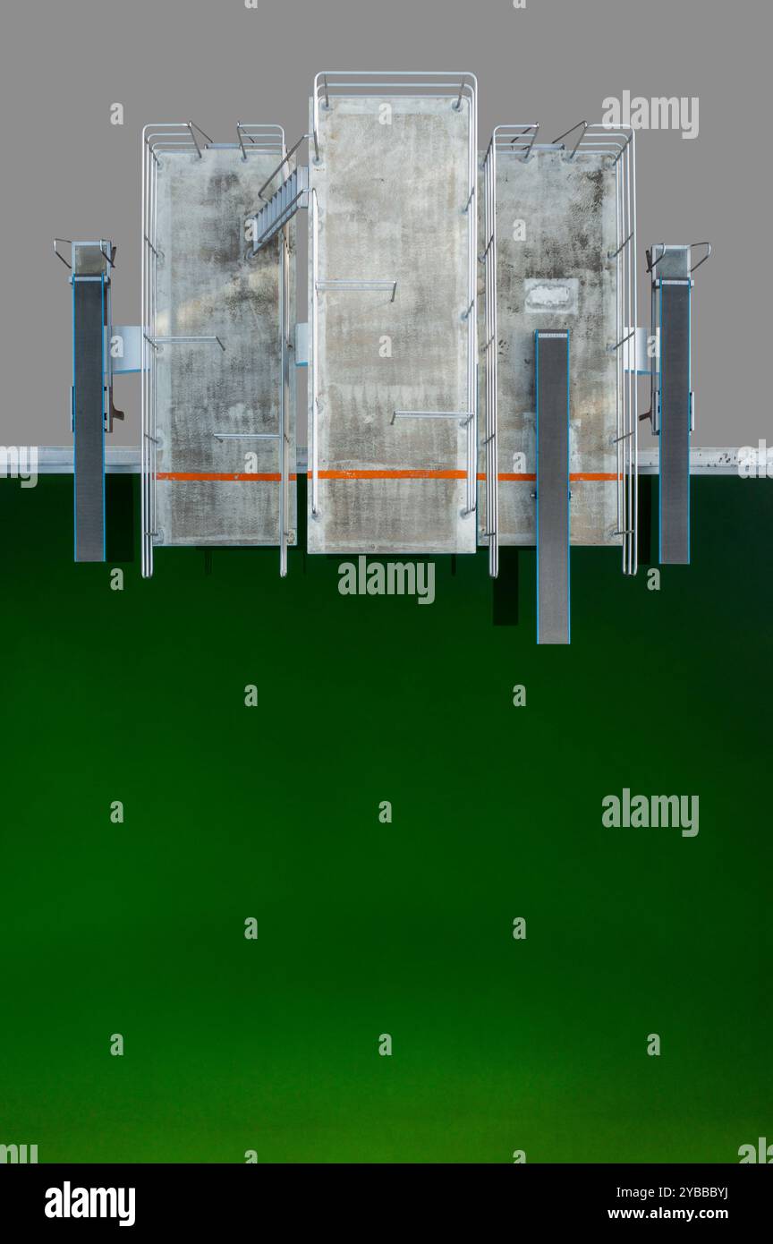 Blick von oben Tauchplattformen und Sprungbretter über dem grünen Swimmingpool Stockfoto