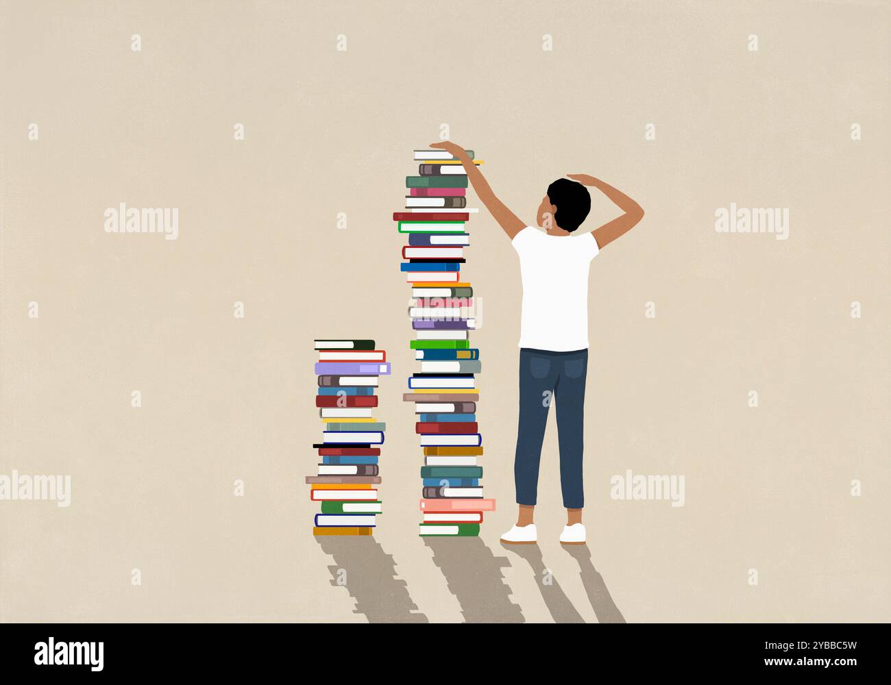 Ein Mann misst die Höhe neben einem großen Stapel Bücher Stockfoto