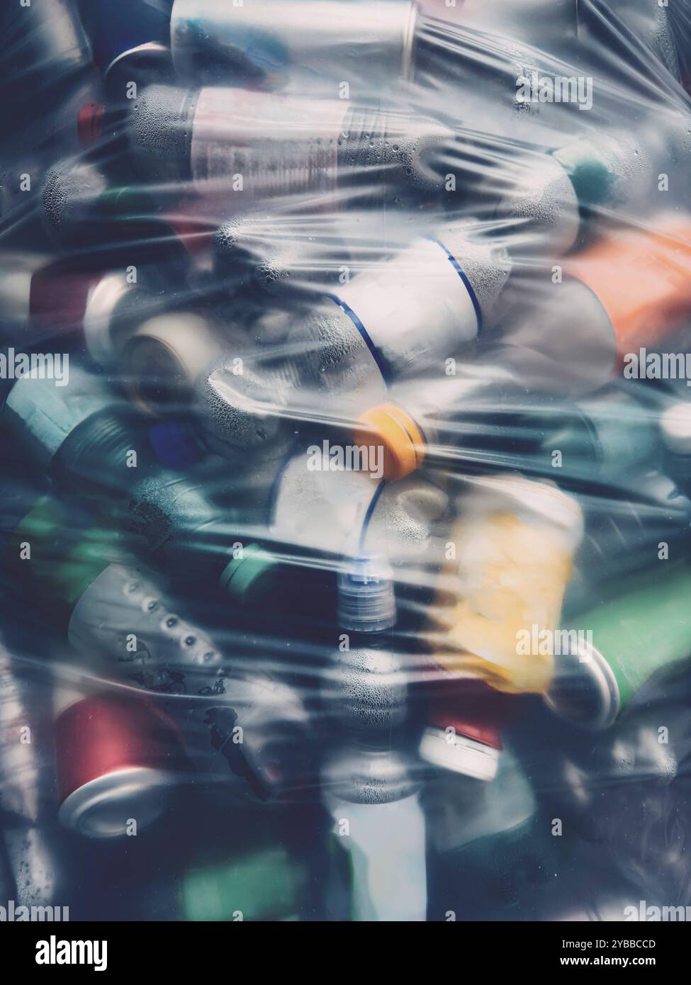 Kunststoffflaschen mit Vollrahmen, die in einem Recyclingbeutel verpackt sind Stockfoto