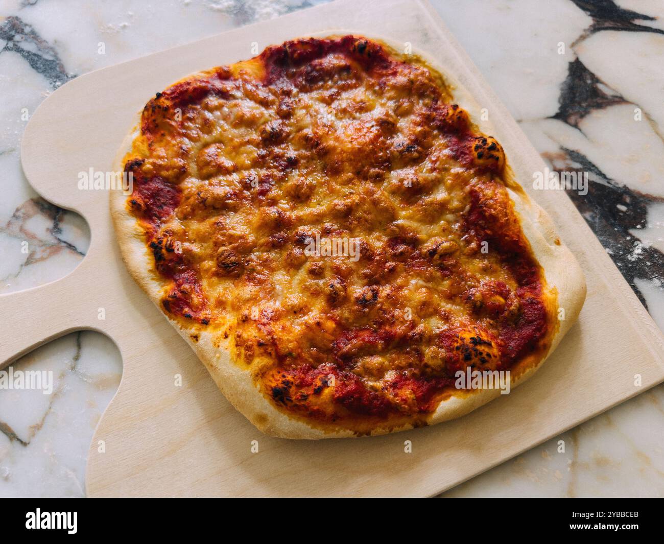 Stillleben Nahaufnahme gebackene Käse-Pizza auf Pizzaschalen Stockfoto