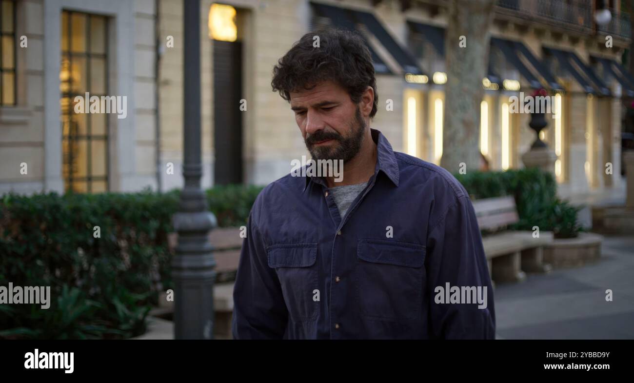 RODOLFO SANCHO IN UN PASEO POR EL BORNE (2024) UNTER DER REGIE VON NICK IGEA. Beschreibung: Adicta Studio / Claqueta Cinema / Album Stockfoto