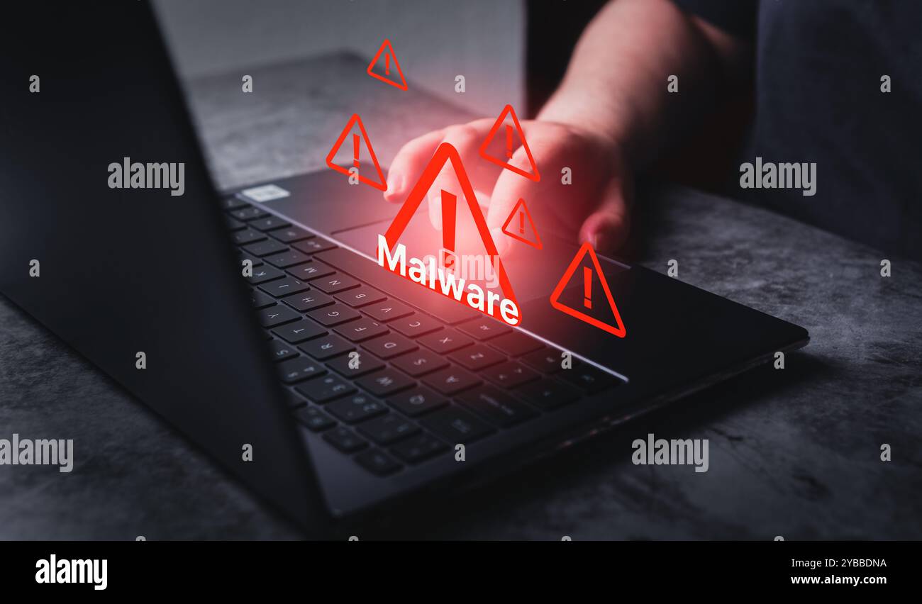 Warnmeldung „System gehackt“ auf Laptop. Viren, Spyware, Malware oder schädliche Software. Frau erhält eine Warnmeldung auf dem Laptop. Stockfoto