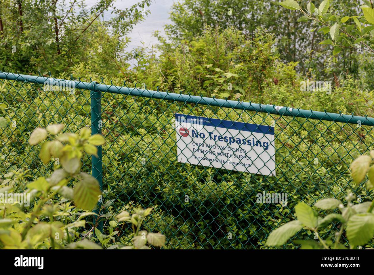 Vancouver, Kanada – 25. September 2022: Ein Schild mit dem Titel „No Trespassing“ auf einem Metallzaun, der die Grenze des Capilano Watershed in Vancouver markiert Stockfoto