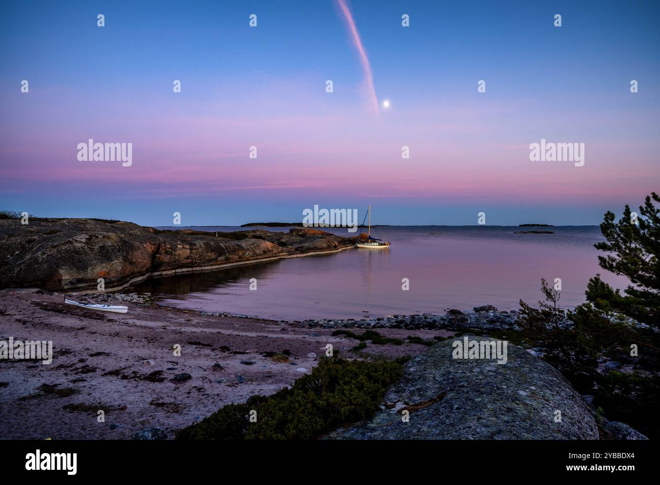 Abenddämmerung auf der Insel Kråkskär im Nationalpark Archipel, Parainen, Finnland Stockfoto