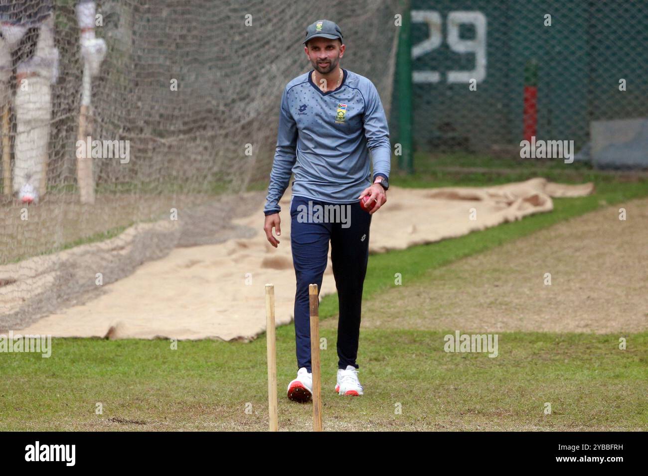 Keshav Maharaj während des South Africa Teams nimmt an einem Training im Sher-e-Bangla National Cricket Stadium (SBNCS) in Mirpur, Dhaka, Bangladesch, O Teil Stockfoto